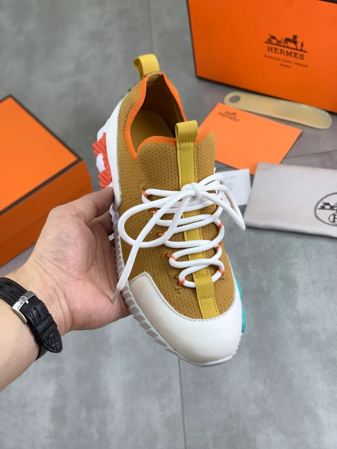 Men's men's shoes 💰P580 New model Top version Original order Hermes Men's Drift Sneaker Summer new casual sports shoes Original purchase, development, production H family men's classic series, technical breathable fabrics with cowhide, casual sports shoes, casual shoes, sports dad shoes combine high-tech breathable materials and cowhide, H family exclusive button decoration on the side. The outsole is full of H italic design and bright colors to show vitality and continue the brand design inspiration. Stroll around the city lightly and feel free and comfortable. Delivered in exquisite packaging 🛍📦 ▪️Fabric: original customized breathable material + first-layer cowhide ▪️Inner: cowhide feet ▪️Outsole: molded and evacuated PU+TPU material ▪️Size: 35-45 Multiple colors available Premium packaging